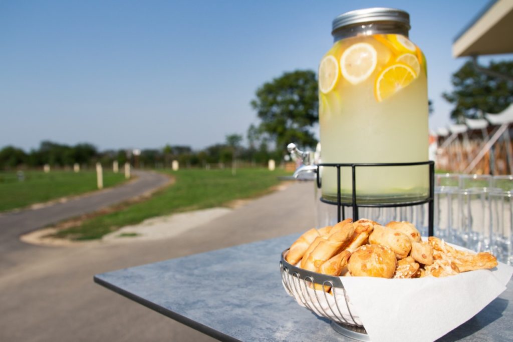 Ansicht von Snack und Saft